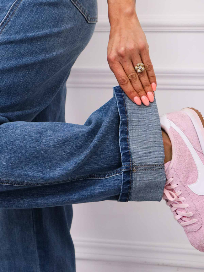 SPODNIE JEANSOWE Z ASYMETRYCZNYM ZAPIĘCIEM I PODWINIĘTYMI NOGAWKAMI