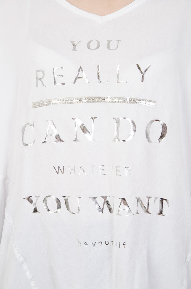 Biała bluzka typu nietoperz z napisami