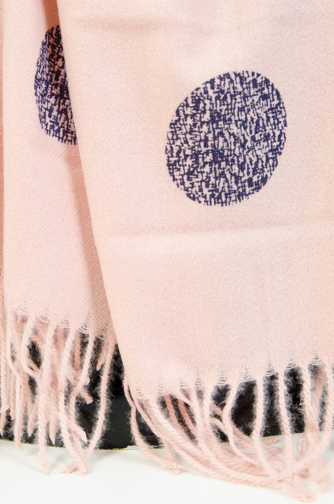 JASNO-RÓZOWY SZAL W KÓŁKA Z FRĘDZLAMI 