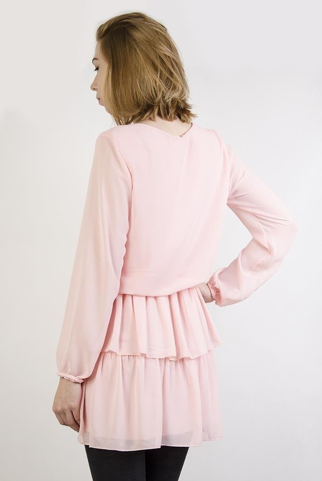 Pudroworóżowa szyfonowa sukienka z wiązaniem i falbanami