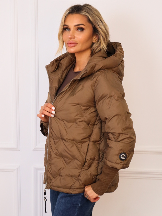 KURTKA PIKOWANA Z MATERIAŁOWYM ŚCIAGACZEM NA RĘKAWIE- BRĄZOWA