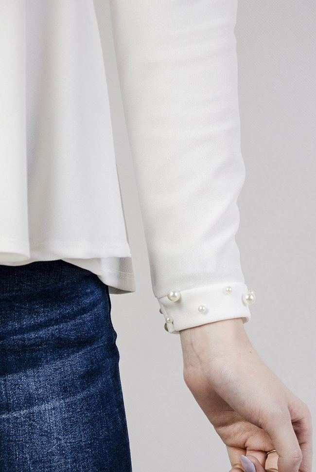 Biała bluzka z baskinką, wyszywana koralikami