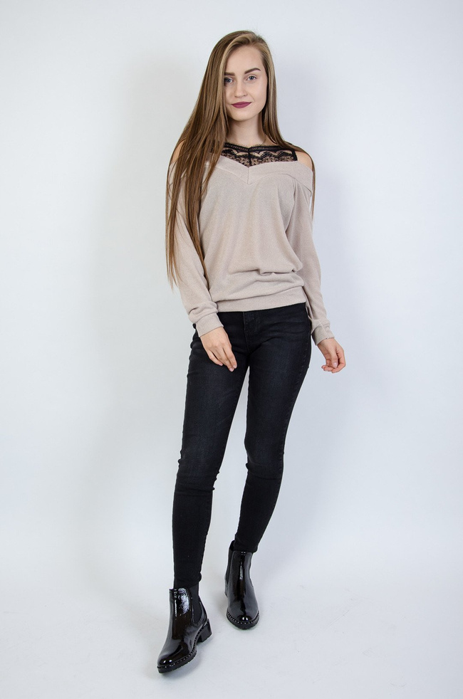 Beżowa dzianinowa bluzka z wstawkami z koronki