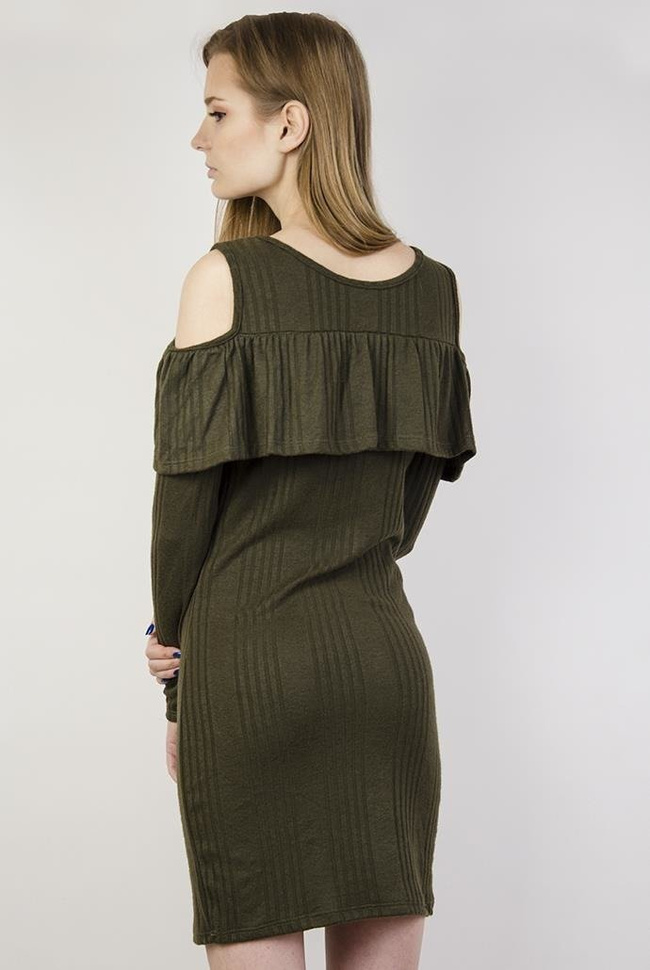 Zielona sukienka z wycięciami na ramionach i falbaną przy dekolcie