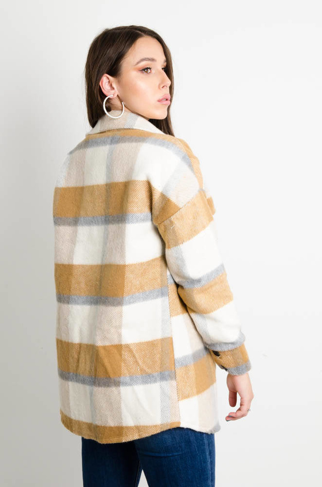 BRĄZOWY PŁASZCZ KOSZULOWY W KRATĘ