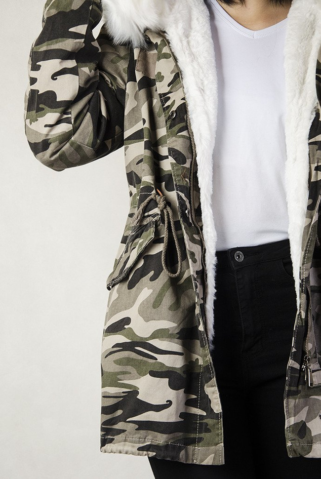 Ocieplana kurtka moro z białym futerkiem