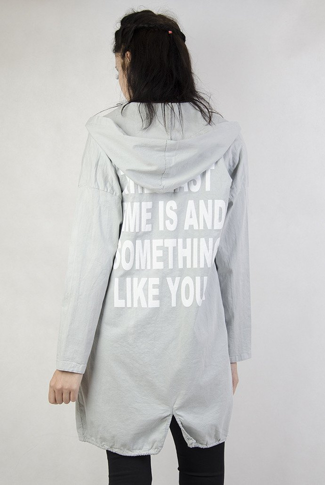 Jasnoszara narzutka z białymi napisami