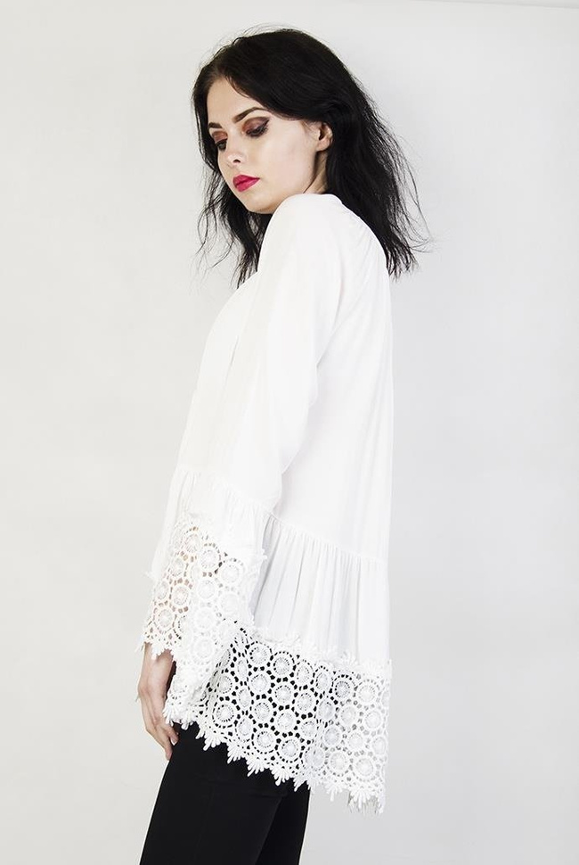 Biała bluzka z ażurowymi wstawkami i rozszerzanym rękawem