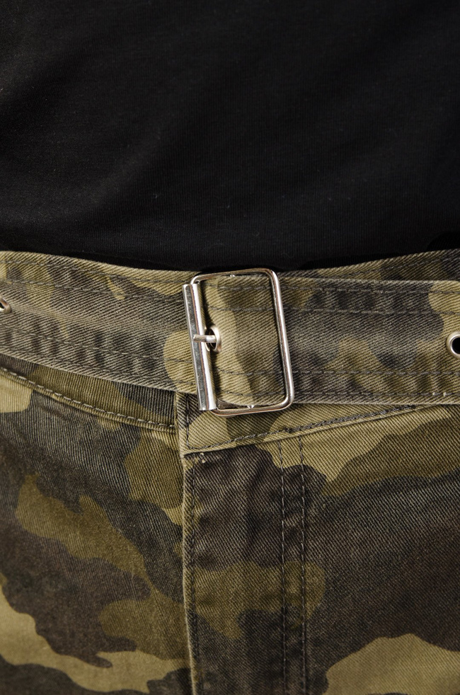 Spodnie moro z paskiem i ściągaczami na nogawce