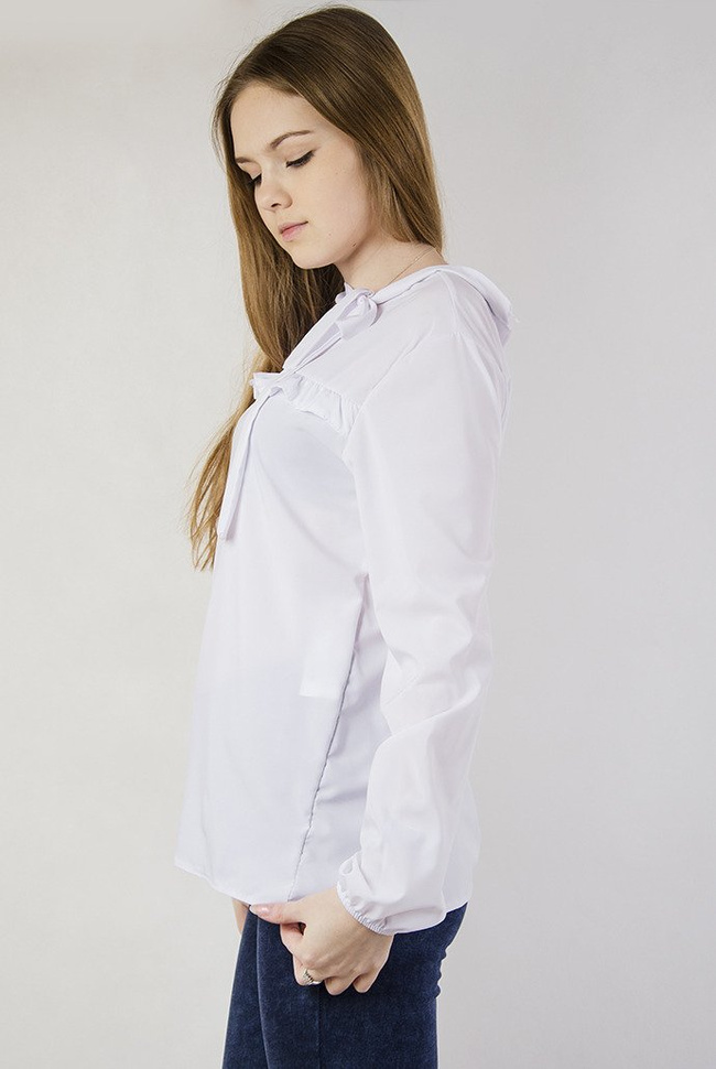 Biała bluzka koszulowa z falbanką oraz wiązaniem przy szyi