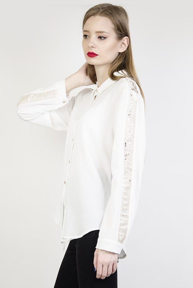 Biała koszula ze złotymi guzikami i cekinowymi paskami