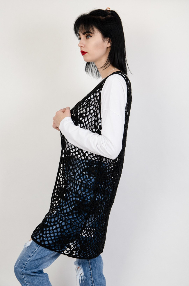 Długa czarna ażurowa narzuta