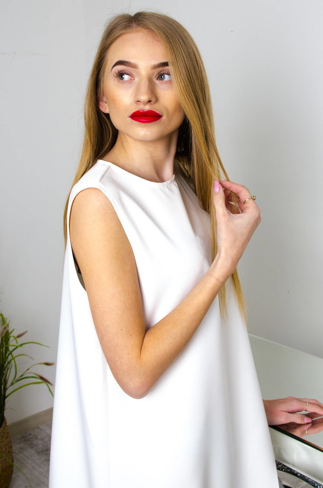 BIAŁA SUKIENKA NA RAMIĄCZKACH Z FALBANKĄ