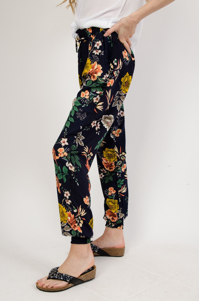 Granatowe alladynki w kwiaty