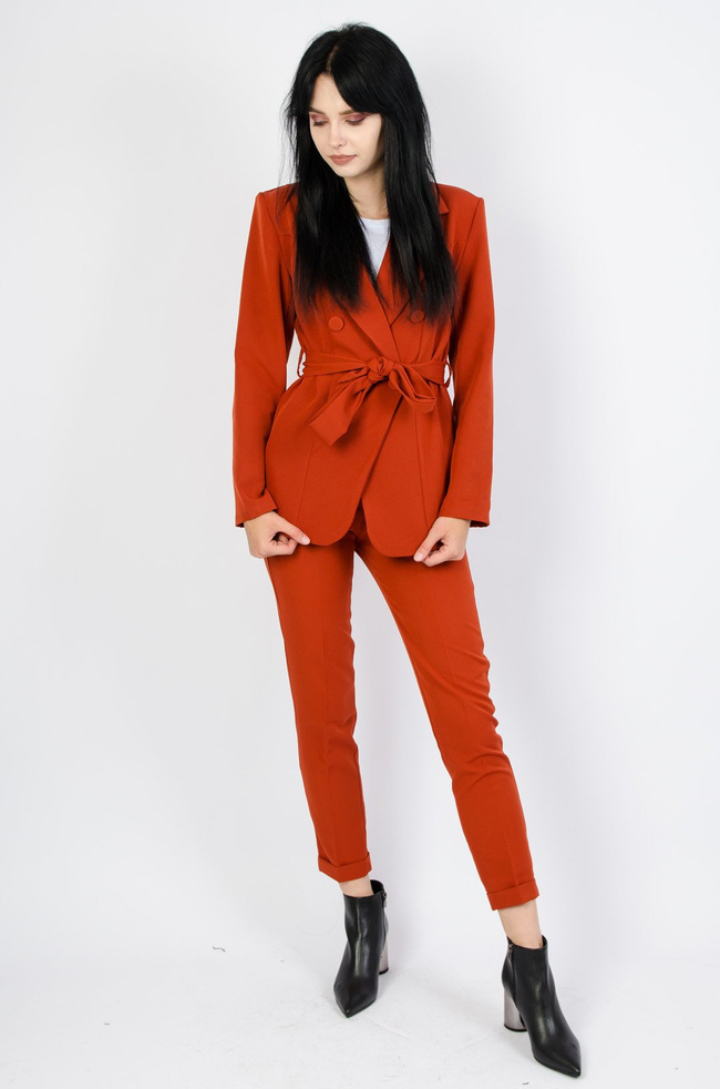 Damski garnitur w kolorze ceglastym