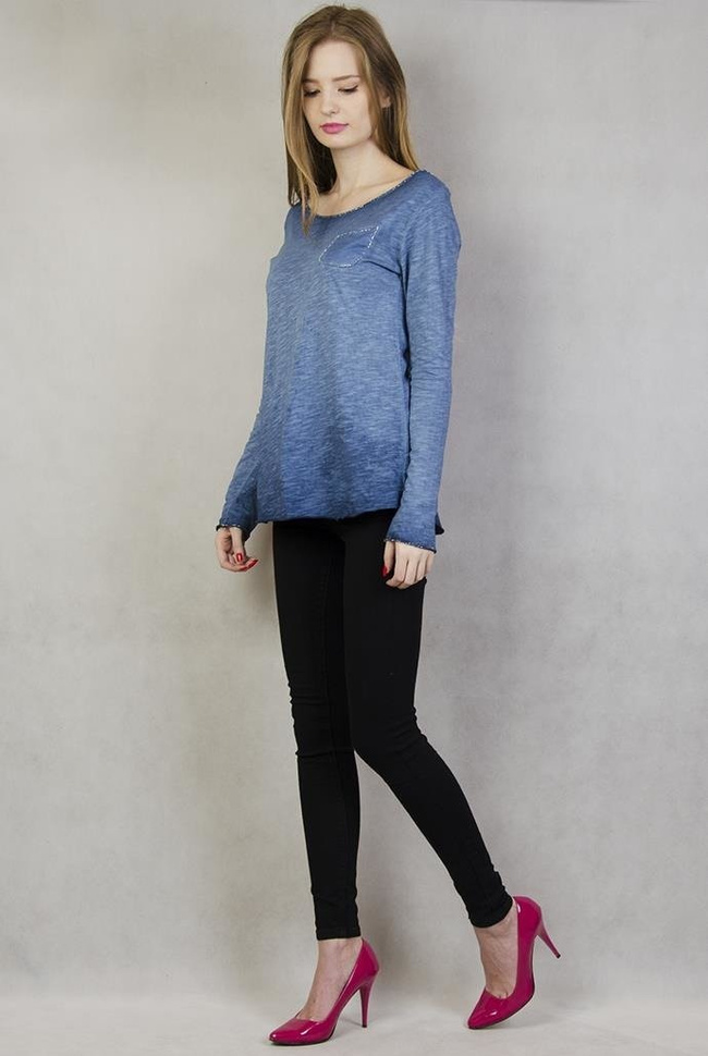 Niebieska bluzka z kieszonką