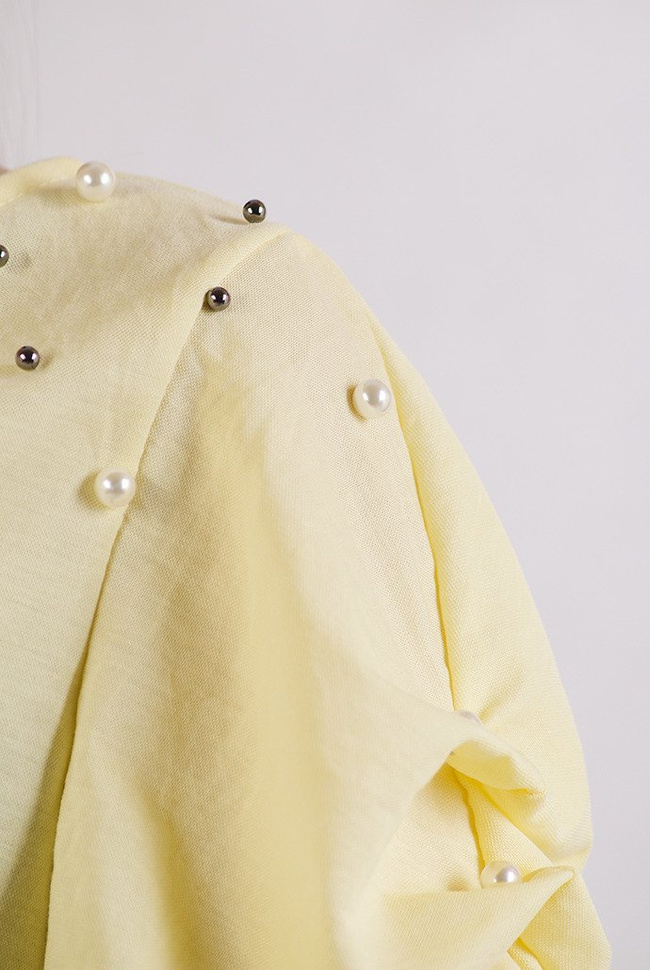 Żółta bluzka z wycięciem na plecach oraz koralikami na ramionach