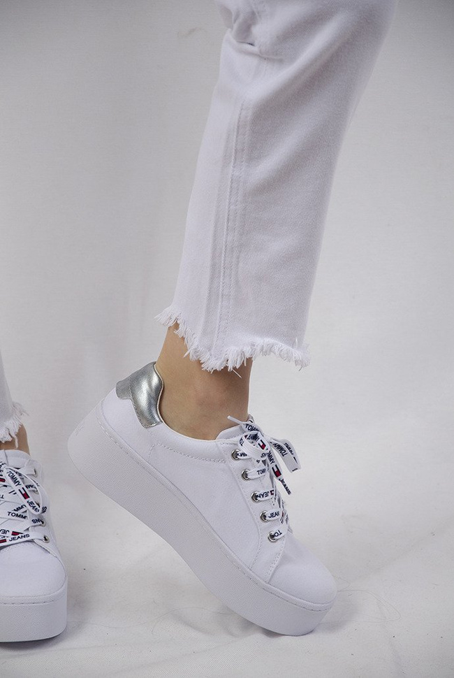 Białe spodnie boyfriend z szarpaniami przy nogawce