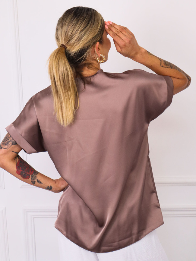 BLUZKA SATYNOWA Z DEKOLTEM W SEREK- BRĄZOWA