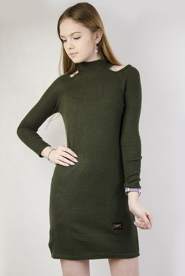 Zielona sukienka z wycięciami przy ramionach, przylegająca