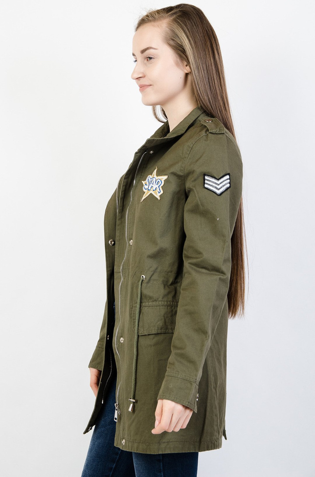 Kurtka przejściowa z napisem z tyłu