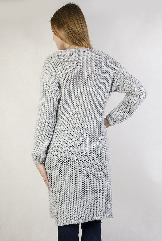 Długi szary sweter w serek, z rozcięciem na dole