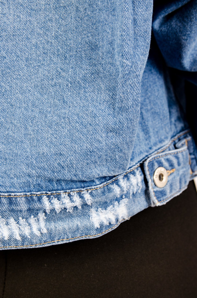 Krótka kurtka jeansowa z dużymi kieszeniami