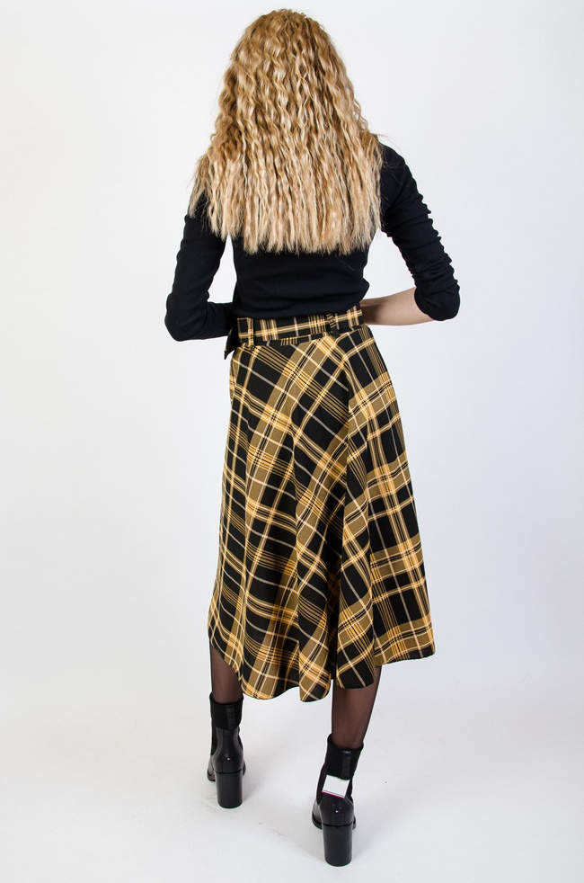 Żółta rozkloszowana spódnica w kratę z paskiem