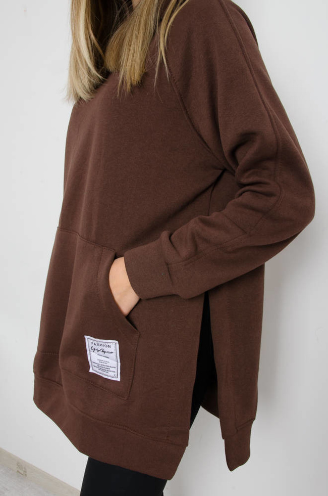 BLUZA OVERSIZE Z ROZCIĘCIAMI PO BOKACH I OZDOBNĄ NASZYWKĄ- CIEMNY BRĄZ