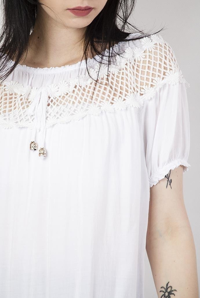 Biała bluzka z wycięciami przy dekolcie