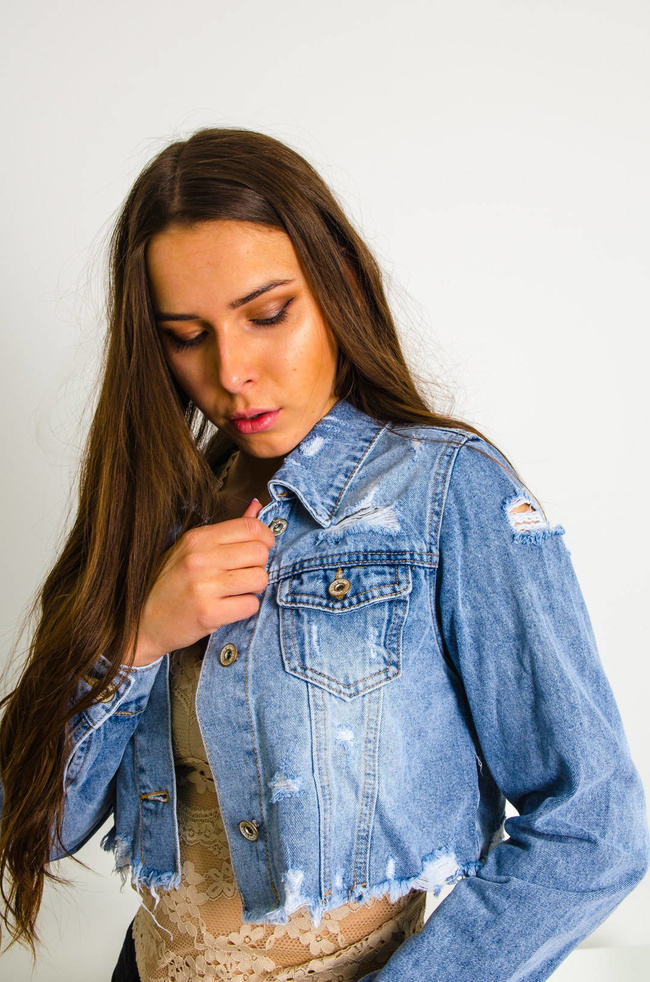 NIEBIESKA KURTKA JEANSOWA KRÓTKA-POSZARPANA