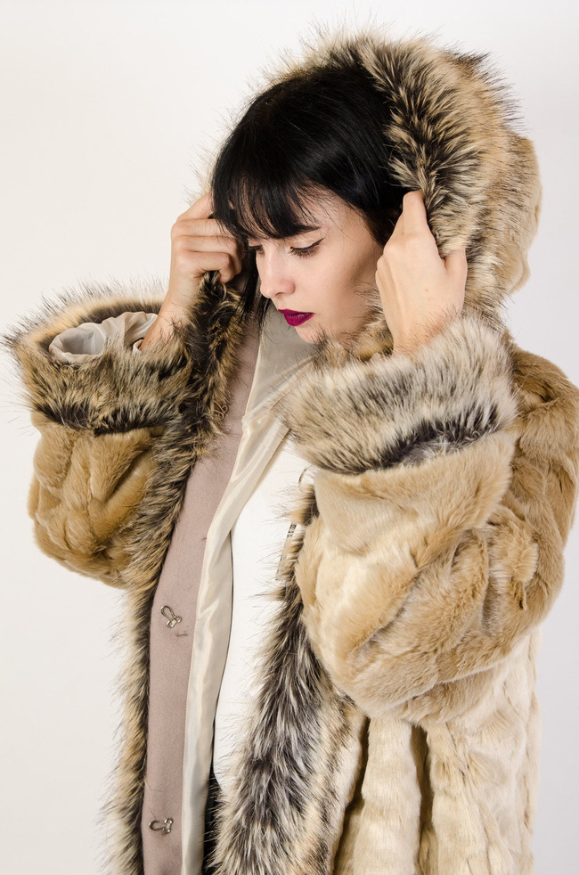 Beżowe sztuczne futro z kapturem
