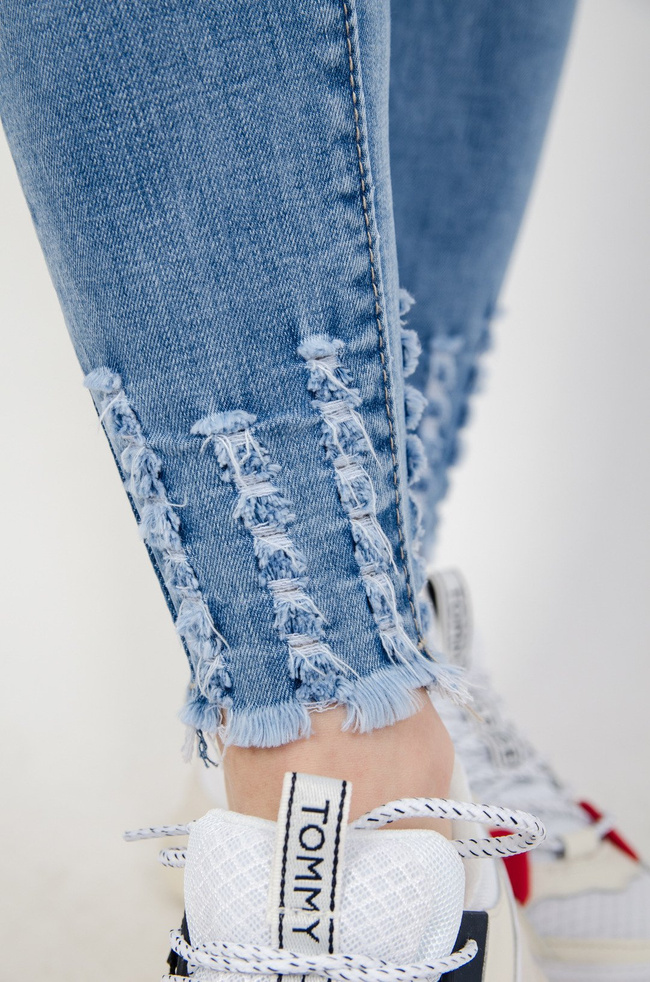 Jasne spodnie jeansowe Push up z przetarciami