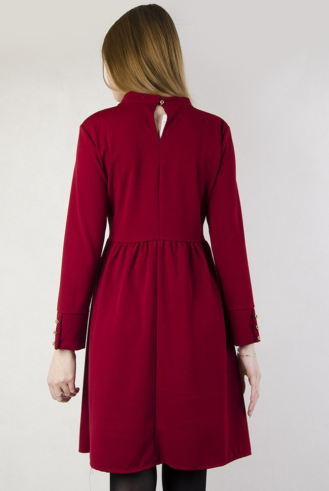 Bordowa sukienka z kokardą pod szyją
