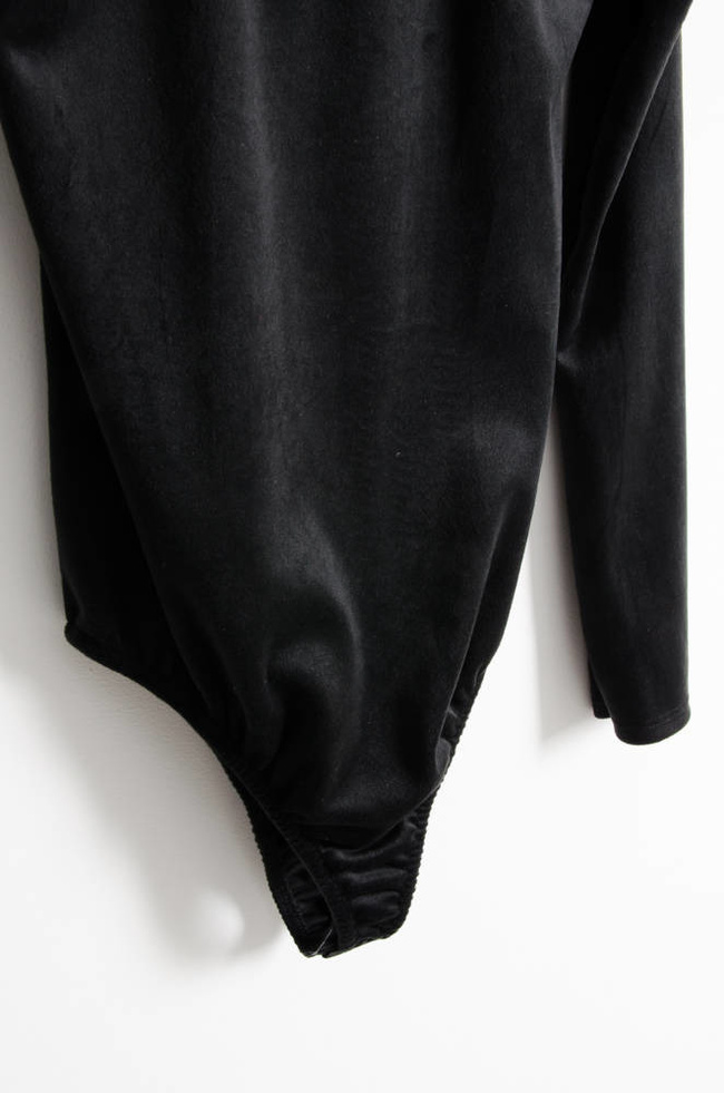 CZARNE WELUROWE BODY Z ŁAŃCUSZKIEM