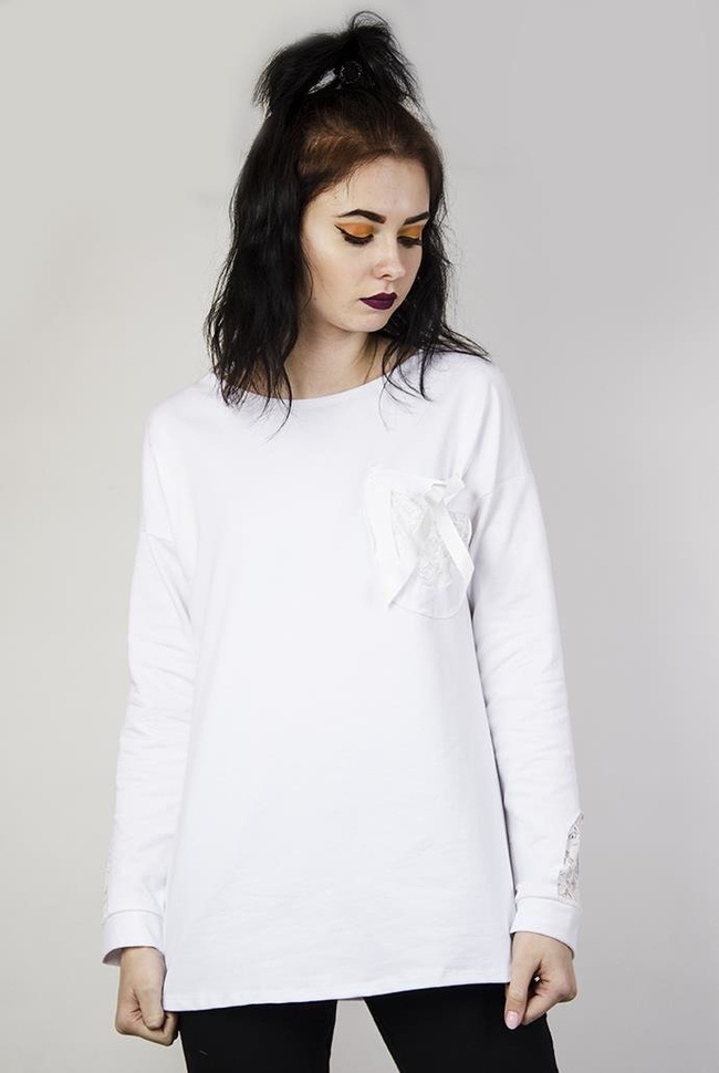 Biała bluzka z kokardką przy kieszonce