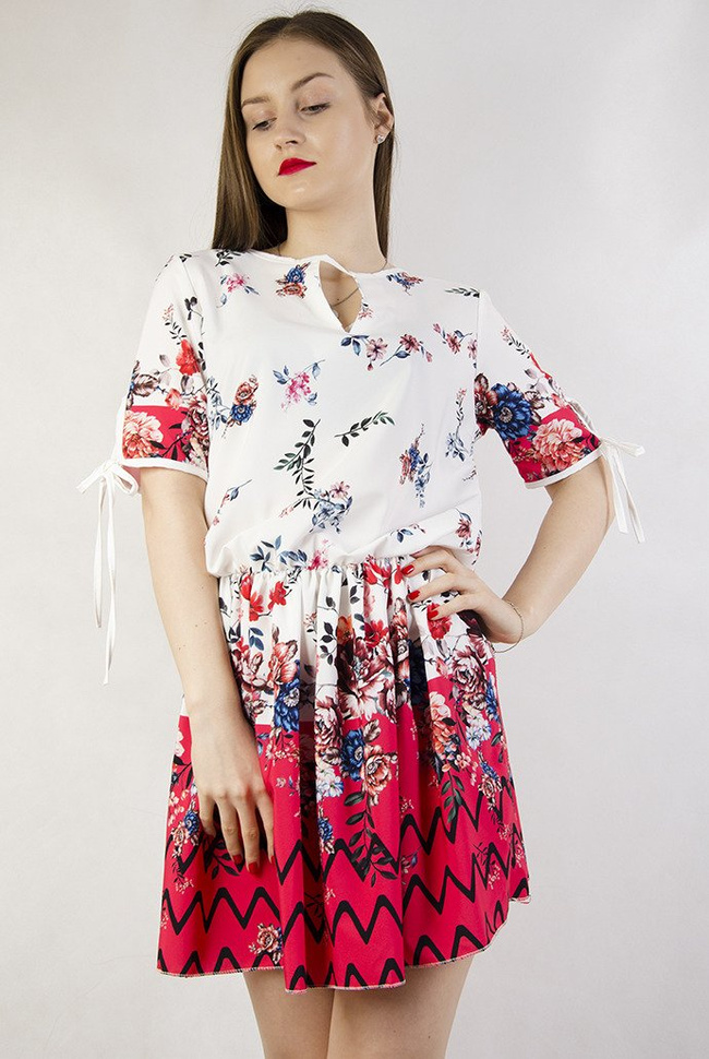 Biała sukienka z motywem kwiatowym z gumką w pasie