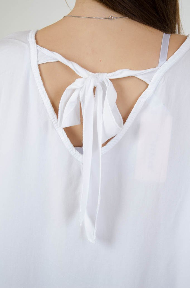 BIAŁA BLUZKA TYPU OVERSIZE Z WIĄZANIEM NA PLECACH