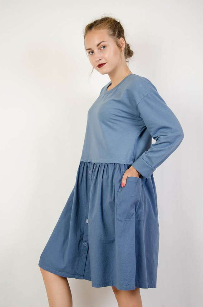 Niebieska rozkloszowana sukienka z dresową górą