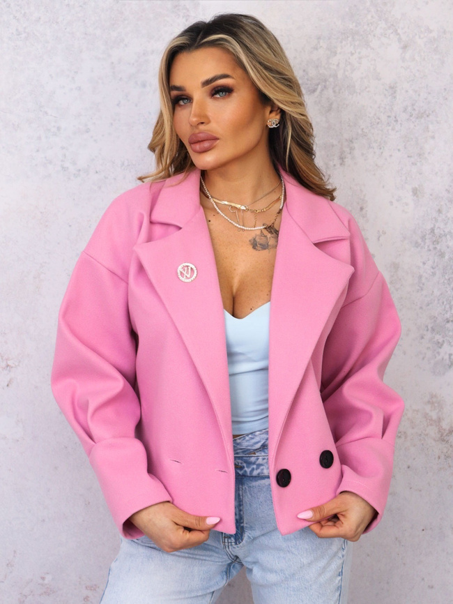  KRÓTKI PŁASZCZ Z KOŁNIERZEM I OZDOBNĄ BROSZKĄ- JASNORÓŻOWY