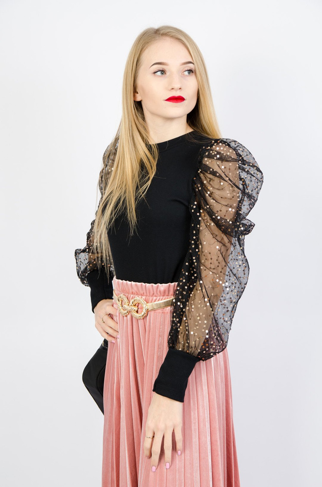 Czarna bluzka z bufkami oraz złotymi cekinami