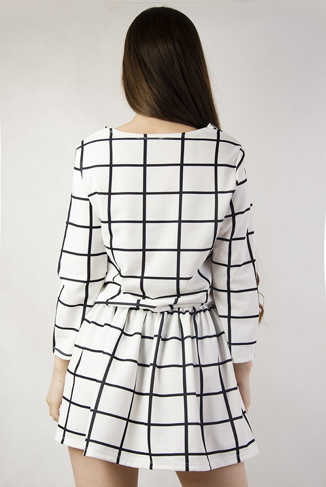 Biała sukienka w czarną kratę oraz gumką w pasie