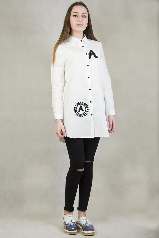 Biała, długa koszula z literką