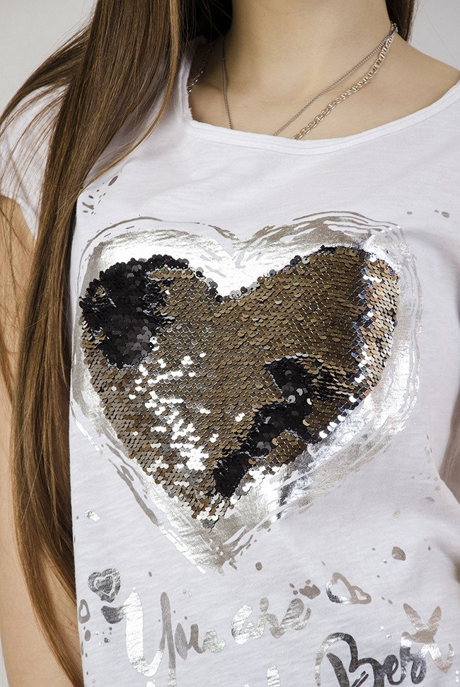 Biała koszulka z cekinowym sercem