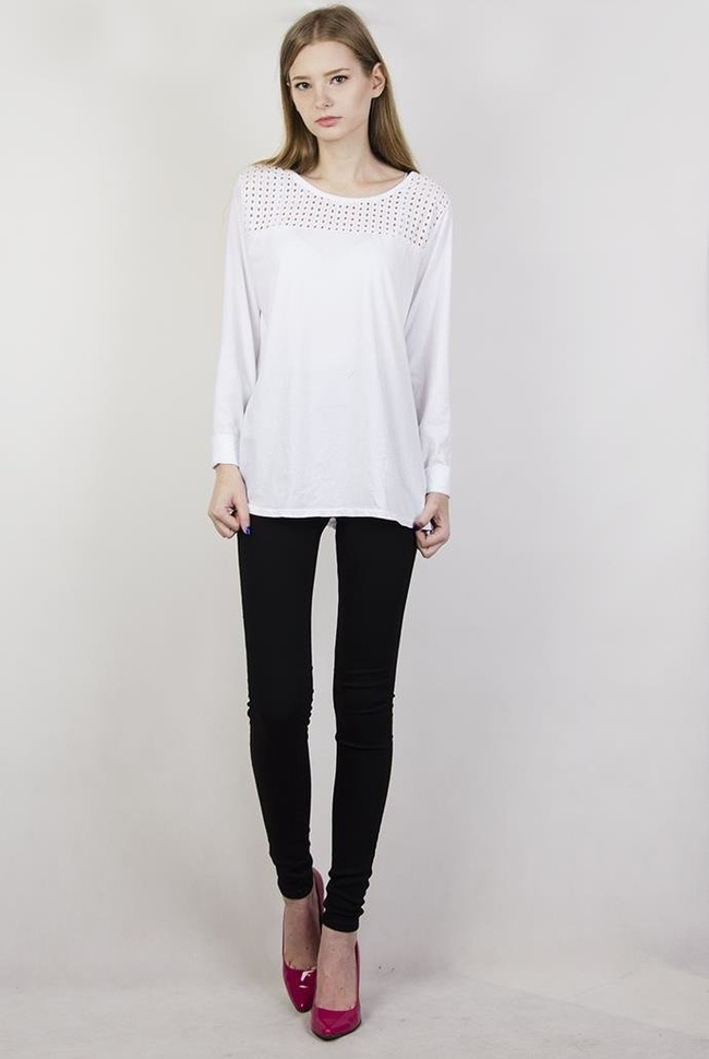 Biała bluzka z kwadratowymi zdobieniami i guzikami z tyłu