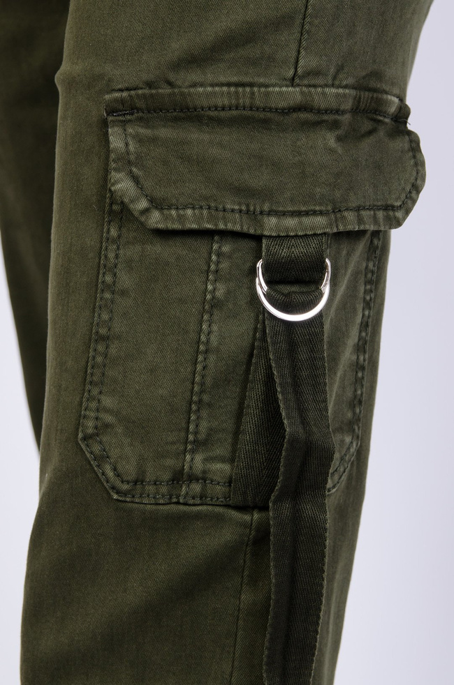 Zielone bojówki z paskami przy kieszeniach