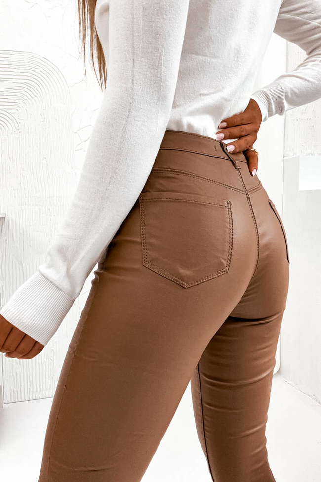 CIEMNO BRĄZOWE SPODNIE WOSKOWANE Z WYSOKIM STANEM- IMITACJA SKÓRY