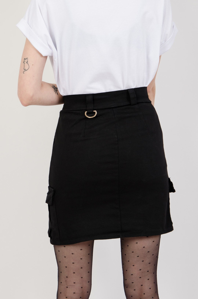 Czarna spódnica z kieszeniami 