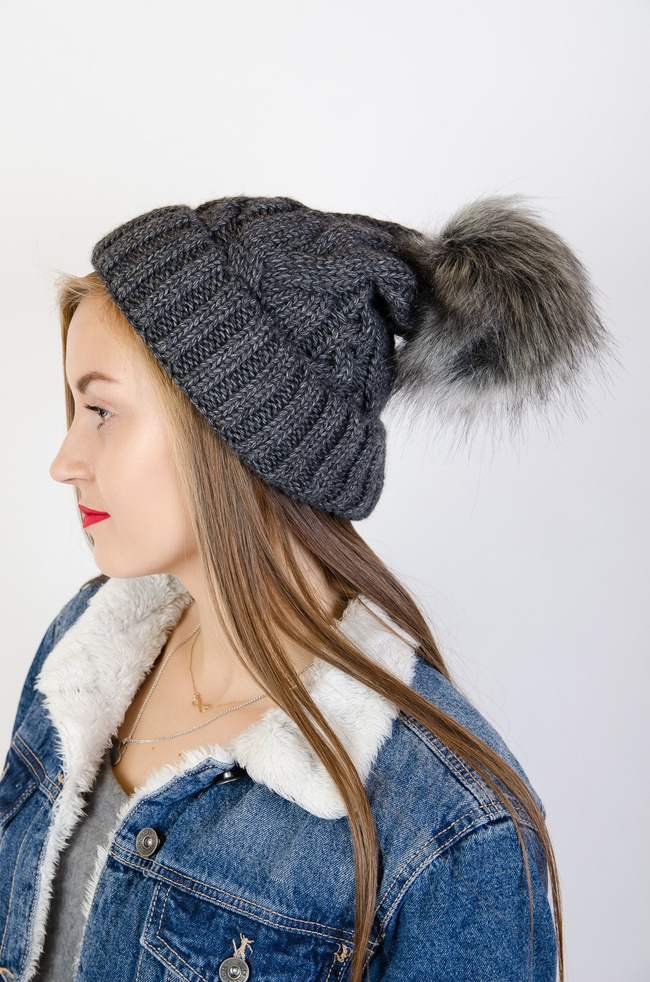 Ciemno szara grubo pleciona czapka z pomponem