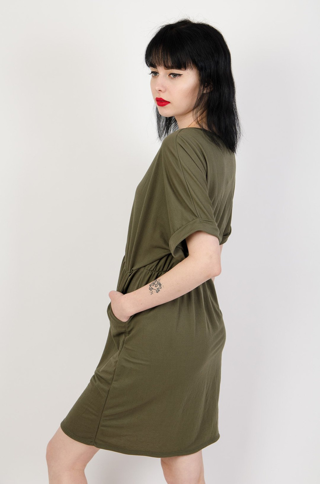 Zielona sukienka z gumą w pasie